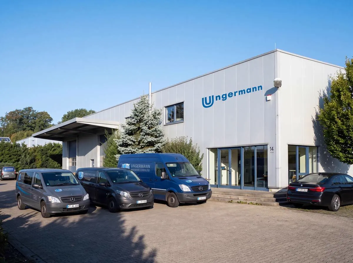 Firmengebäude von Ungermann Systemkälte in Wetter an der Ruhr mit Servicefahrzeugen