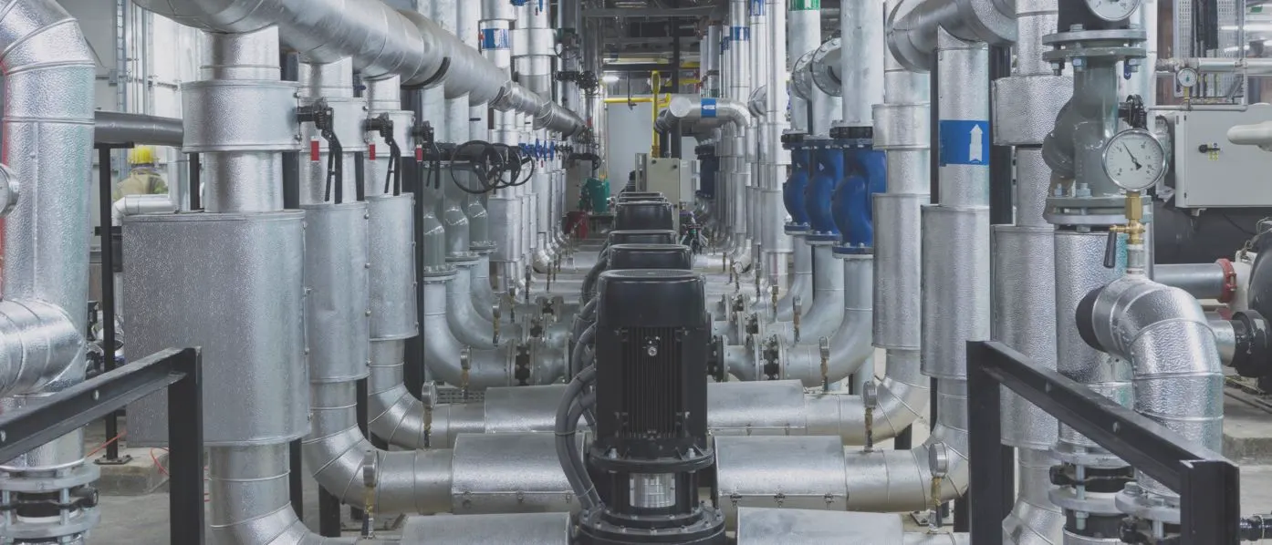 Industrielle Kälteanlage mit Rohrleitungen